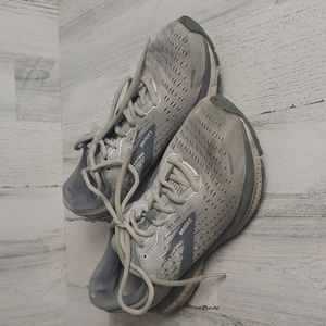 Brooks Ghost 13 gray and white running shoes. Size 10W
